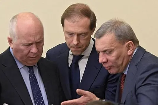 Сергей Чемезов, Денис Мантуров и Юрий Борисов во время совещания.И как всегда с оптимизмом смотрят в будущее.
