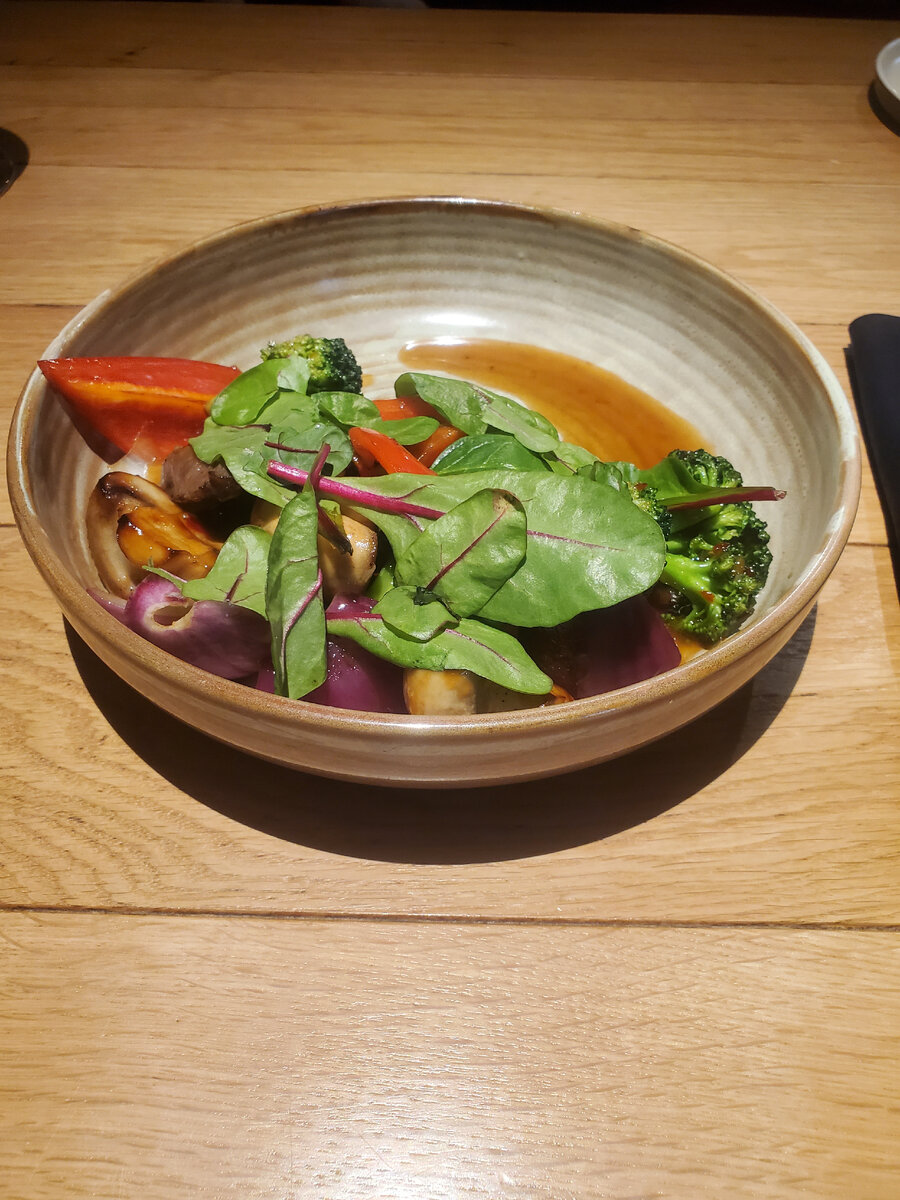 Тёплый салат с говядиной 690р