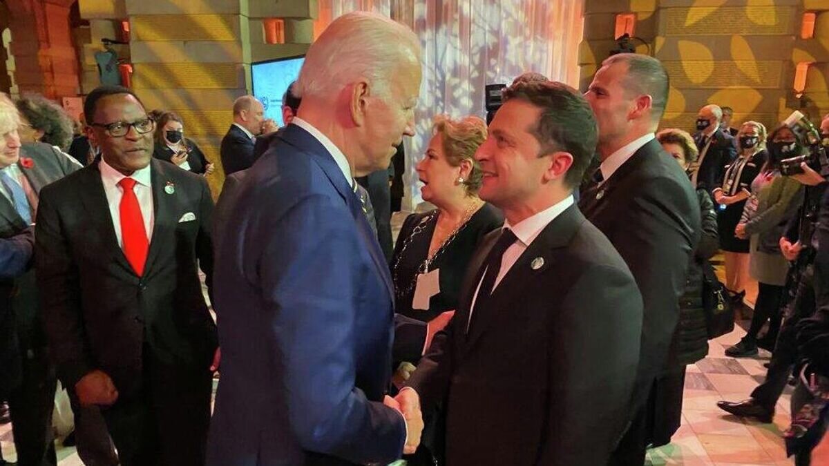    Президент США Джо Байден и президент Украины Владимир Зеленский на климатической конференции СOP26 в Глазго© Фото : @ZelenskyyUa/Twitter