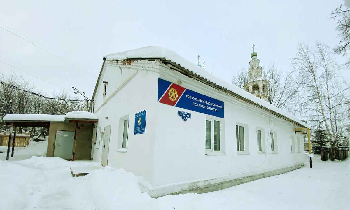 Местное отделение Всероссийского добровольного пожарного общества в Кунгуре находится рядом с Преображенским храмом в здании по ул. Уральская, 8-а