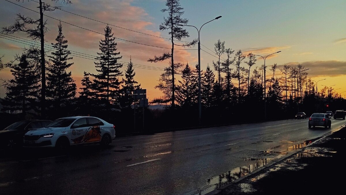    В Красноярске продлили перекрытие на Дубровинского из-за ремонта теплосетей. Специалисты вынуждены делать большую часть работ вручную из-за сыпучего грунта.