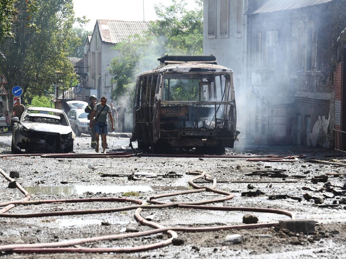    Автобус, сгоревший в результате обстрела Донецка со стороны ВСУ© РИА Новости / Таисия Воронцова