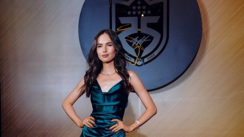     Мисс Казань-2017 Камиля Харисова объявила о своем возвращении в «Ак Барс Шоу». Она уже вела передачу, но покинула ее два года назад. Об этом девушка написала в своем Telegram-канале.