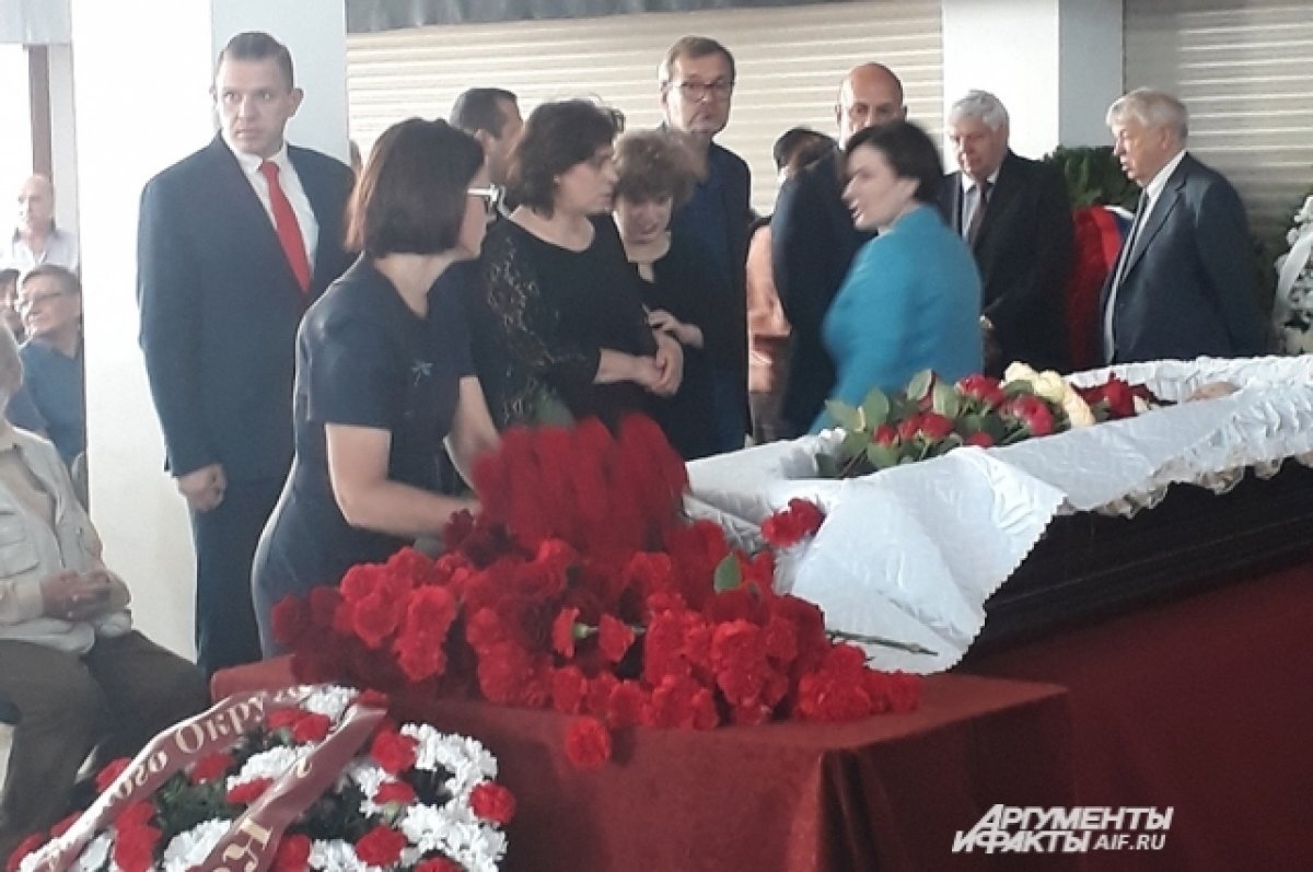    Не поделили мать.
