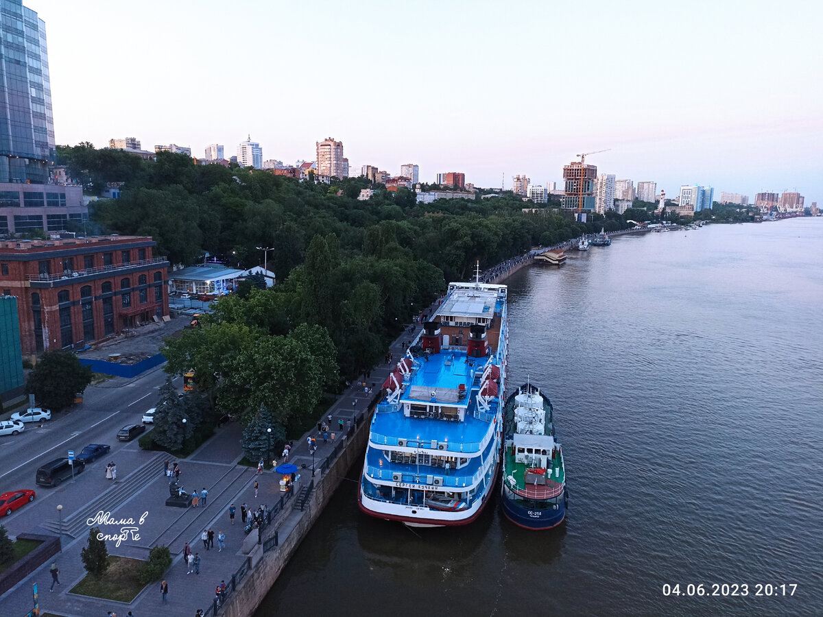Теплоход "Сергей Кучкин" у причала в Ростове-на-Дону. К теплоходу что-то подвезли на небольшом судне. 
