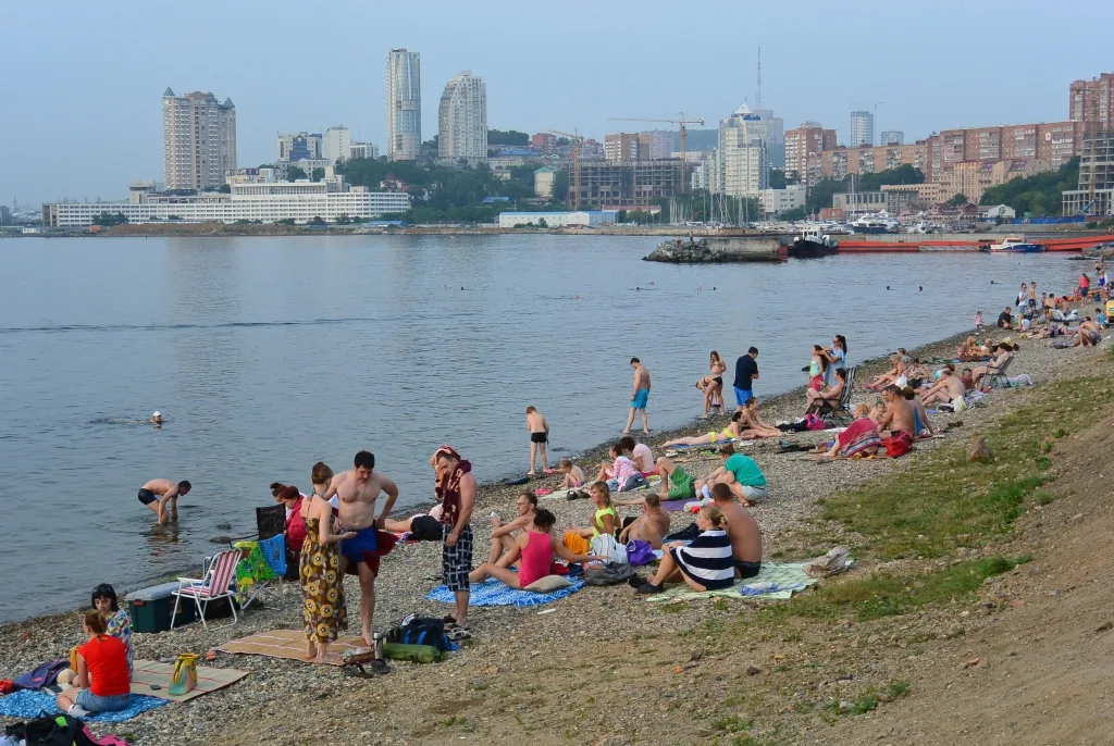 Пляжный отдых во владивостоке. Бухта Федорова Владивосток. Пляж бухта Федорова Владивосток. Владивосток.бухта Федорова Владивосток пляж бухта. Двимовский пляж Владивосток.