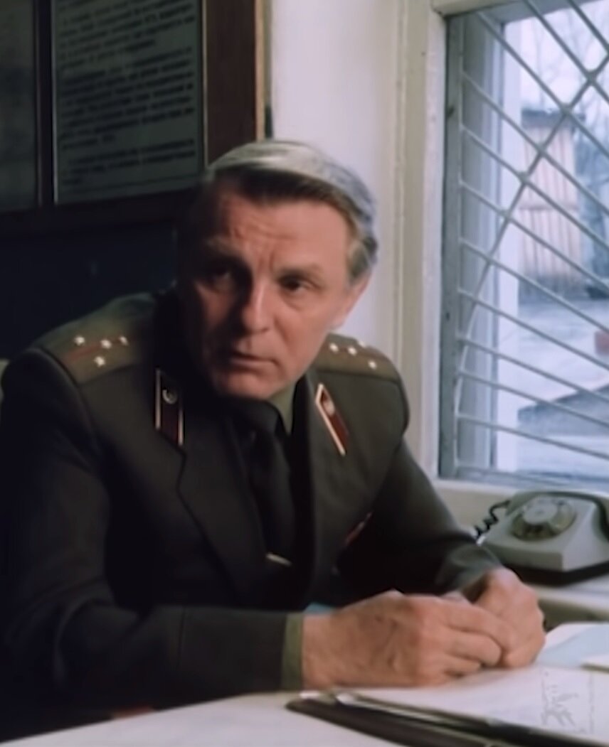 Были у него роли и в виде представителей закона в местах отдаленных, толково он там сыграл!