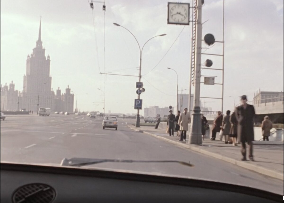 При просмотре советского фильма «Москва слезам не верит», внимательный зритель мог заметить, что автомобиль, на котором передвигается главная героиня, не имеет щеток на очистительных дворниках...-2
