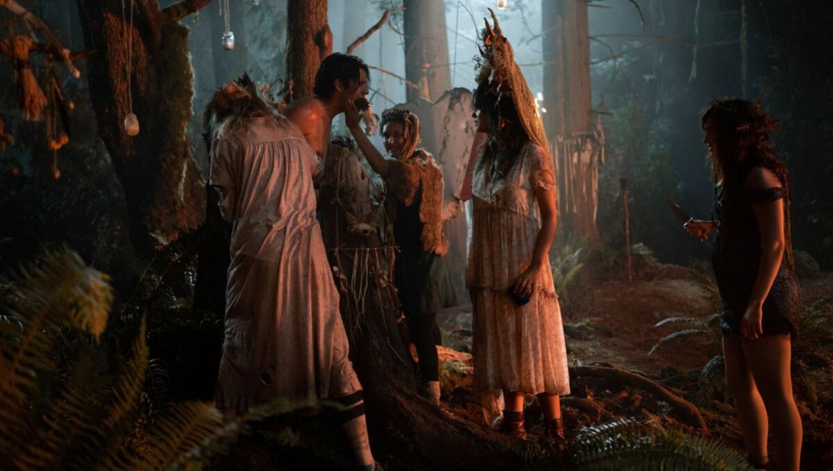 Кадр из сериала «Шершни» (Yellowjackets, с 2021 года)