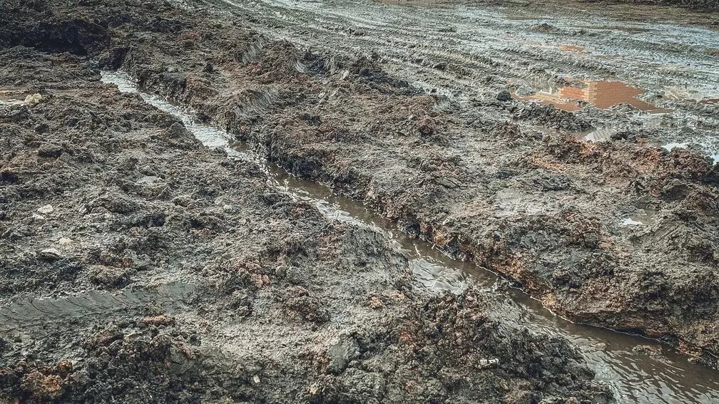     На одном из участков автомобильной дороги в Лоухском районе размыло грунт, сообщают в социальных сетях.