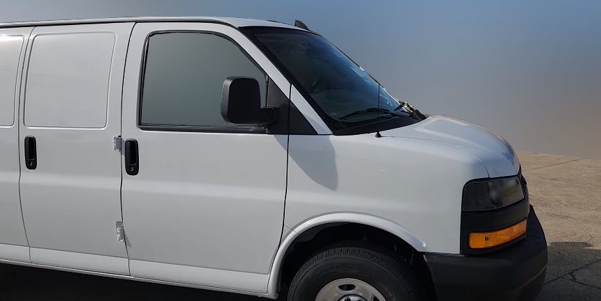 Передняя и боковая дверь. Видно как выглядят ручки.