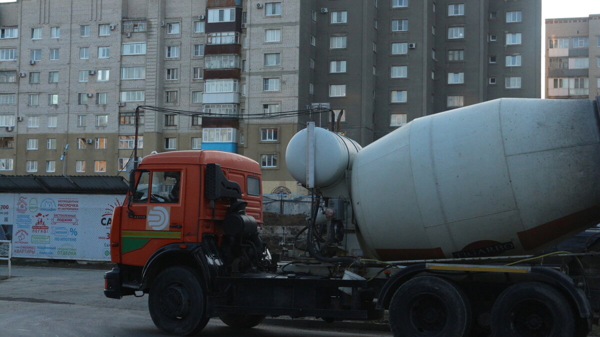 В Новосибирске бетономешалка завалилась на бок из-за размытой дороги на  Затулинке | Atas.info | Дзен