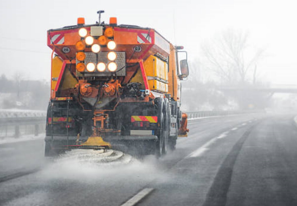 Посыпка дороги песко-соляной смесью.