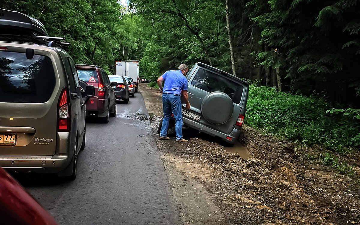 Машинка едет по дороге. Поставь который едет. Поставь который едет. Надпись а дальше. Поставь который едет.
