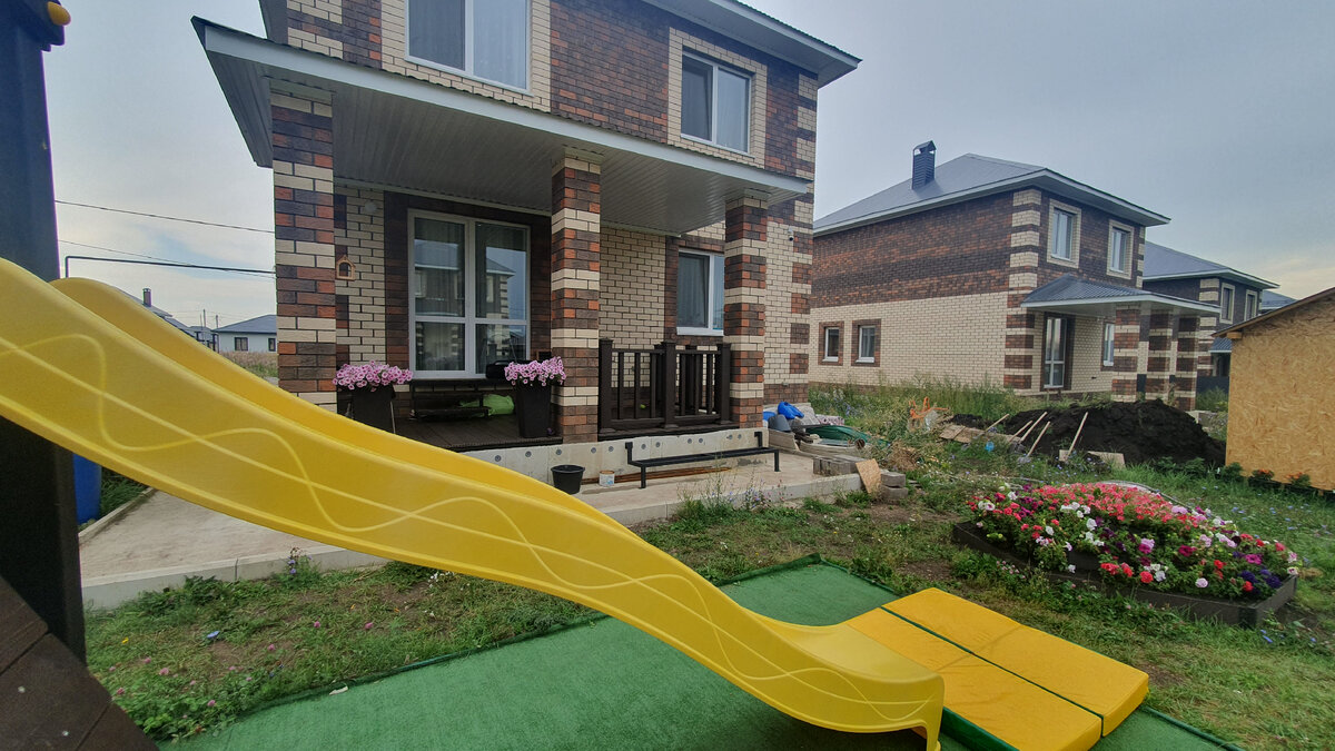 Детская площадка пустует, соседи все в делах