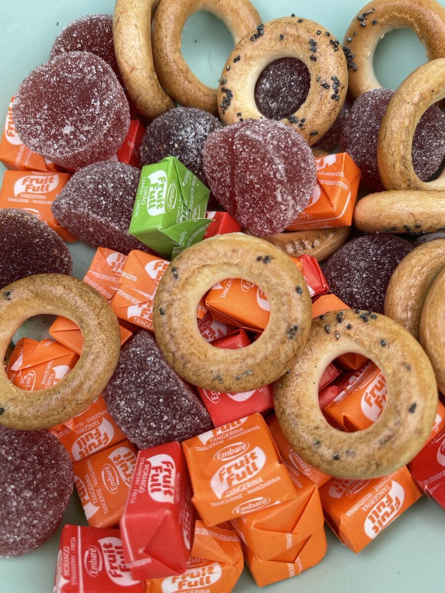 Конфеты выбирали такие, чтобы не таяли и не пачкались