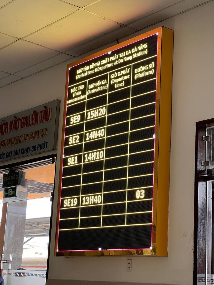 Онлайн-табло в зале ожидания ж/д вокзала Дананга 