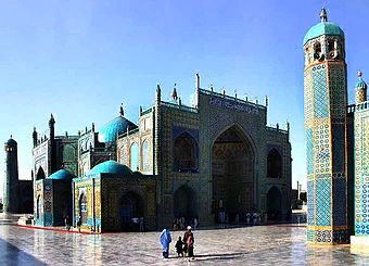 На фото:Красавица мечеть в Мазари - Шариф.фото взято в Google.
