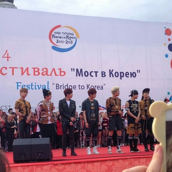 Молоды, задорны, уверенны, общительны.