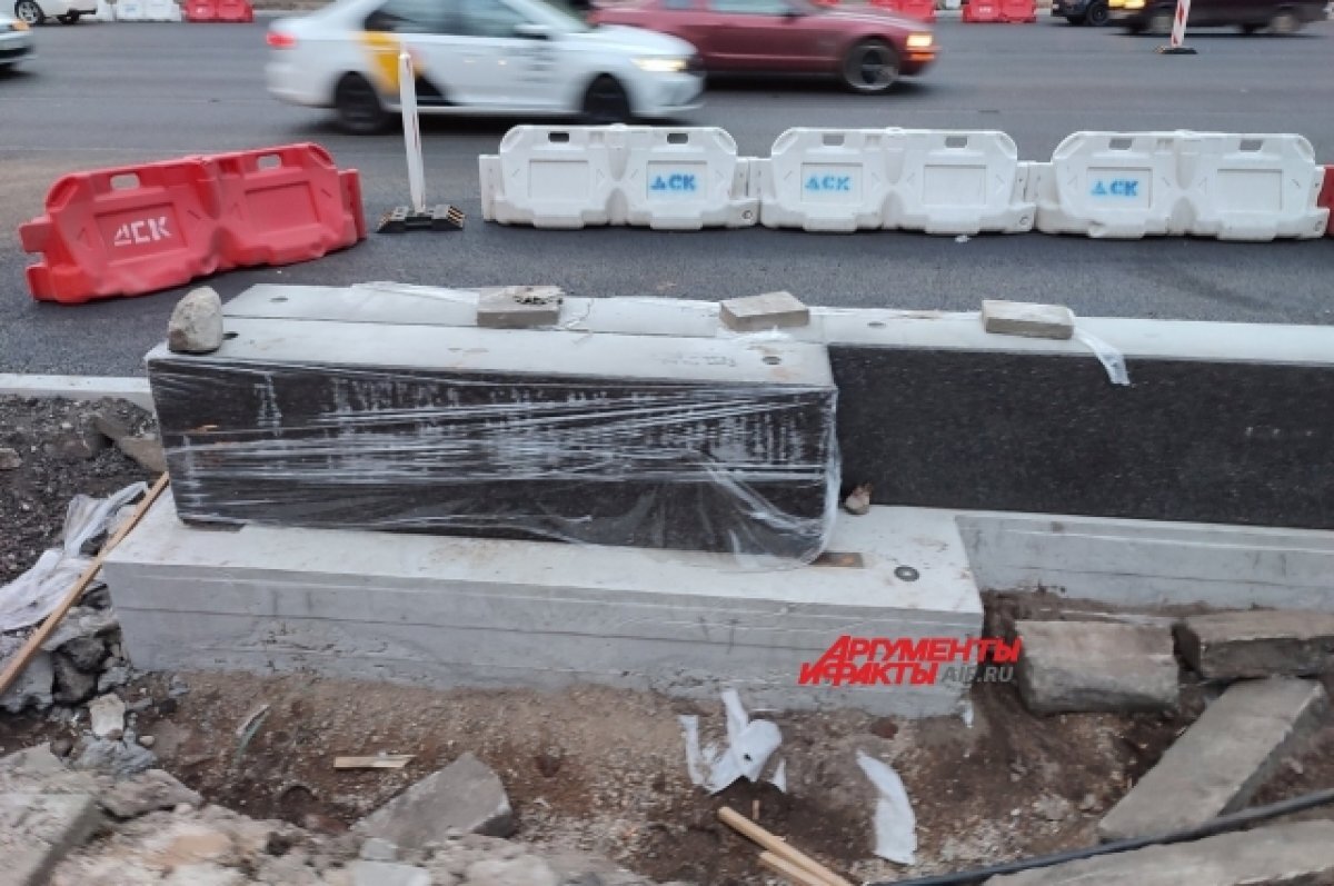    В Твери на проспекте у бывшего «Детского мира» появилось новое ограждение