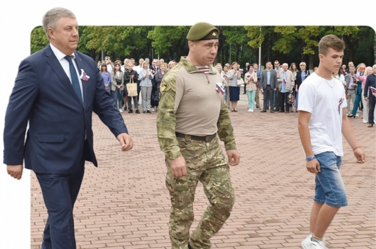    Почётное право поднять флаг было предоставлено губернатору Александру Богомазу, участнику специальной военной операции Вадиму Кучерявенкову и учащемуся школы города Брянка Роману Антонову.