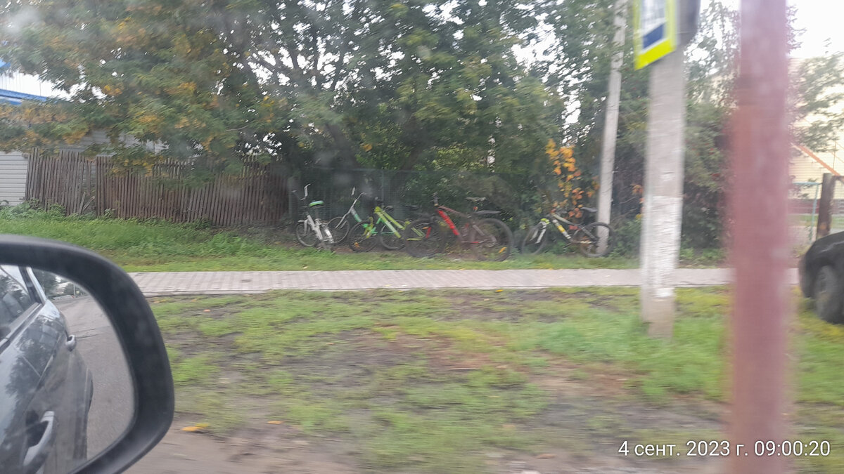 В райцентре у забора школы стоят велосипеды. Пока не много. Обычно большая куча валяется. Прямо на улице. 