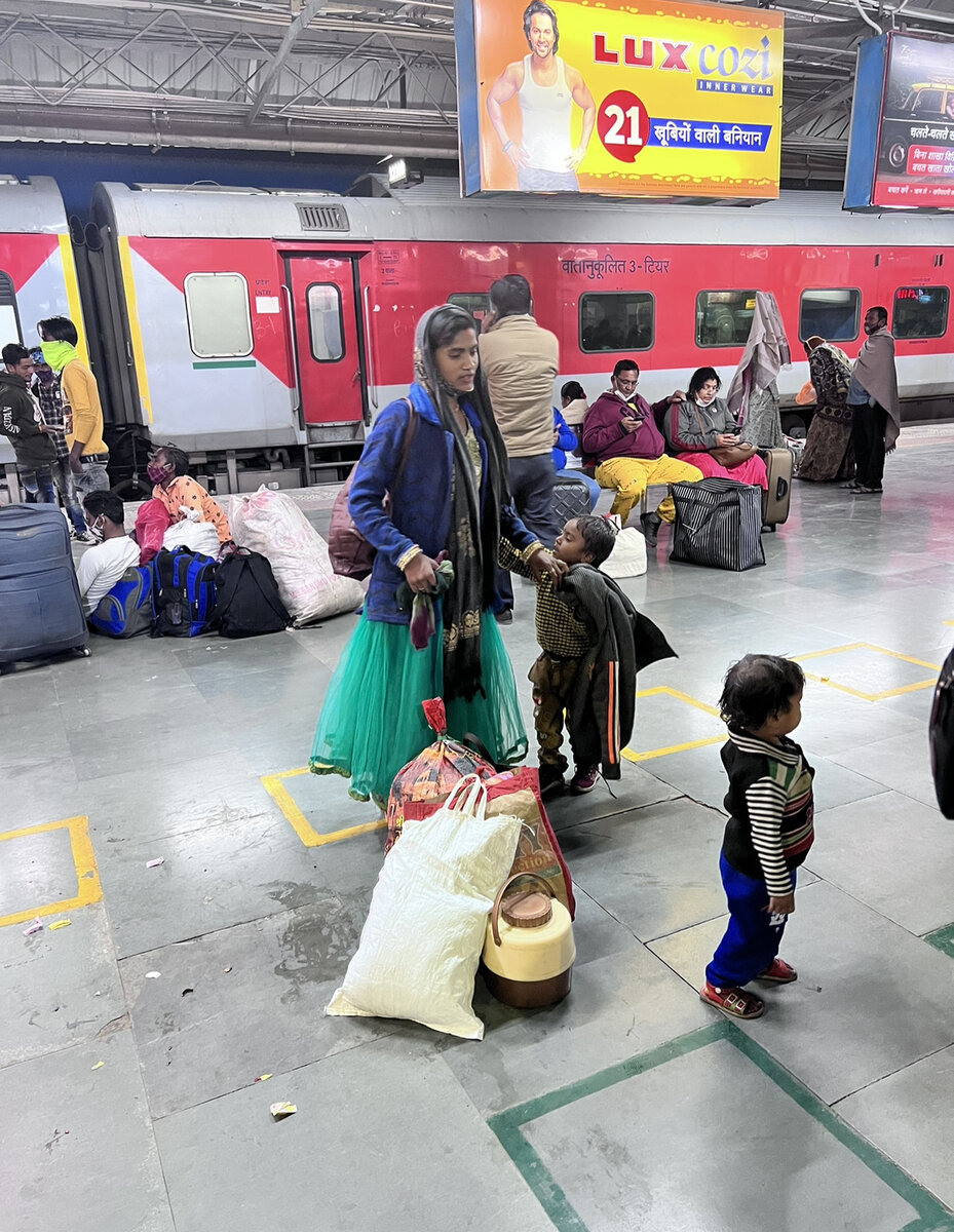 ж/д вокзал Джодхпура. Мать с двумя детьми