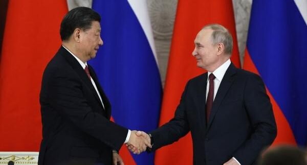 Президент Владимир Путин и председатель КНР Си Цзиньпин на церемонии подписания совместных документов об углублении отношений и направлениях сотрудничества до 2030 года.📷
