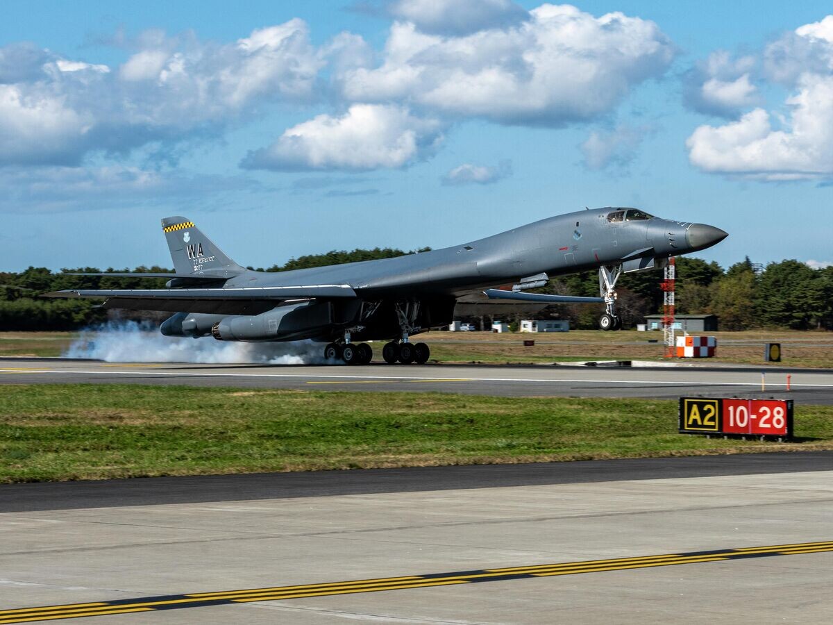    Стратегический бомбардировщик B-1B Lancer ВВС США на авиабазе в Мисаве, Япония© Фото : (U.S. Air Force / Staff Sgt. Melanie Bulow-Gonterm