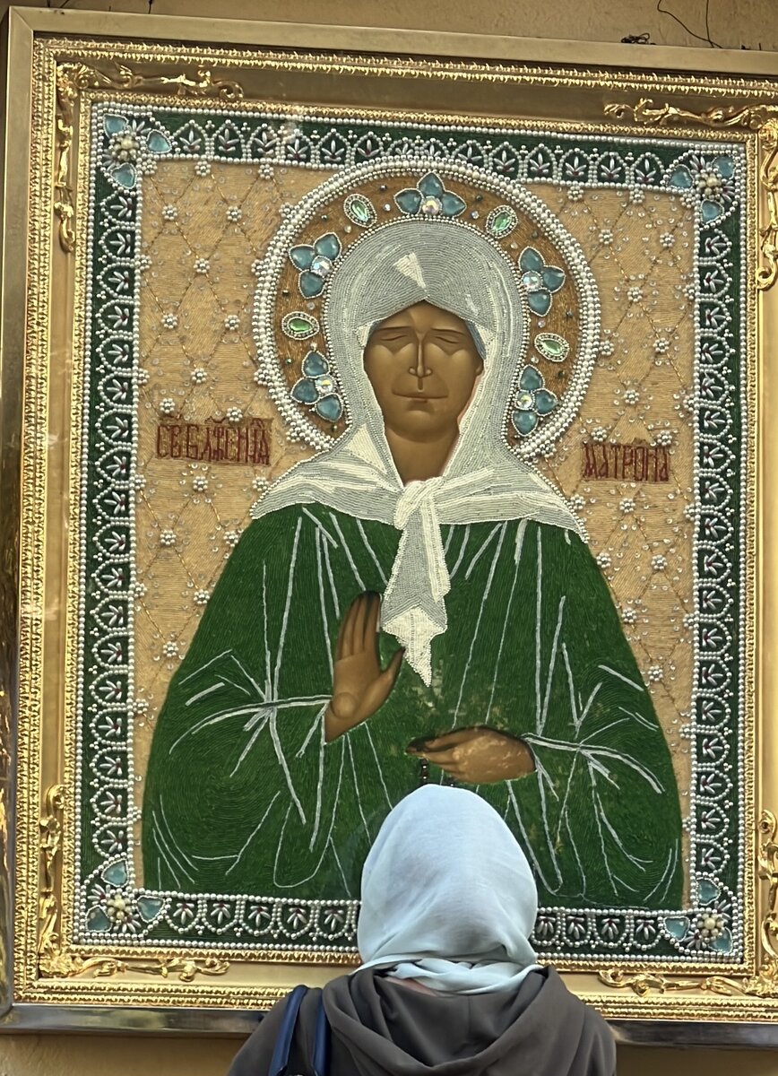 Кому помогла матрона отзывы. Икона Матроны Московской в Покровском монастыре. Икона Матроны Московской Покровского монастыря. Блаженная Матрона Московская икона в Покровском монастыре