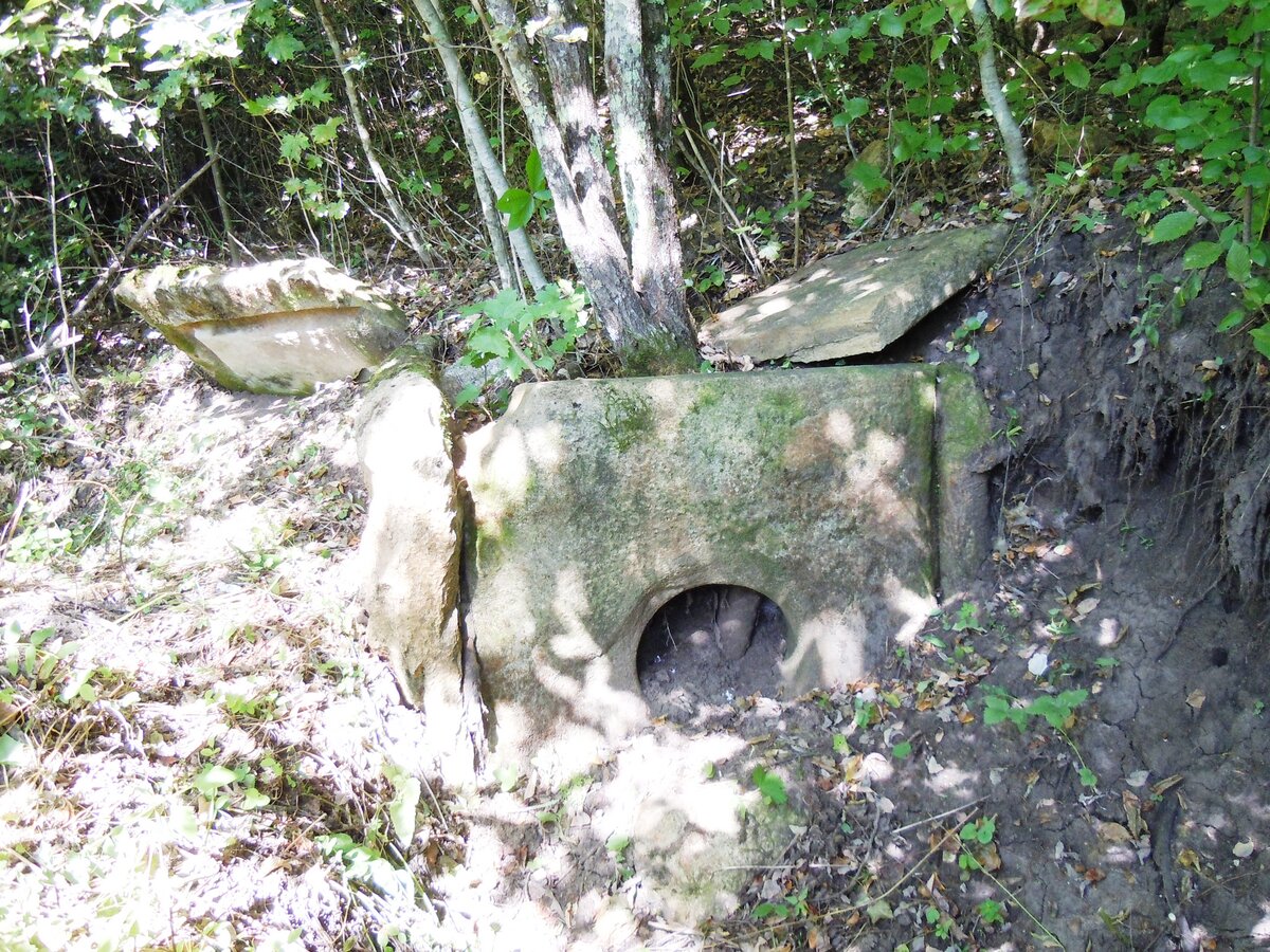 Далее переносимся к станице Новосвободной и посмотрим, как там дела с памятниками археологии в 2023 году.-12