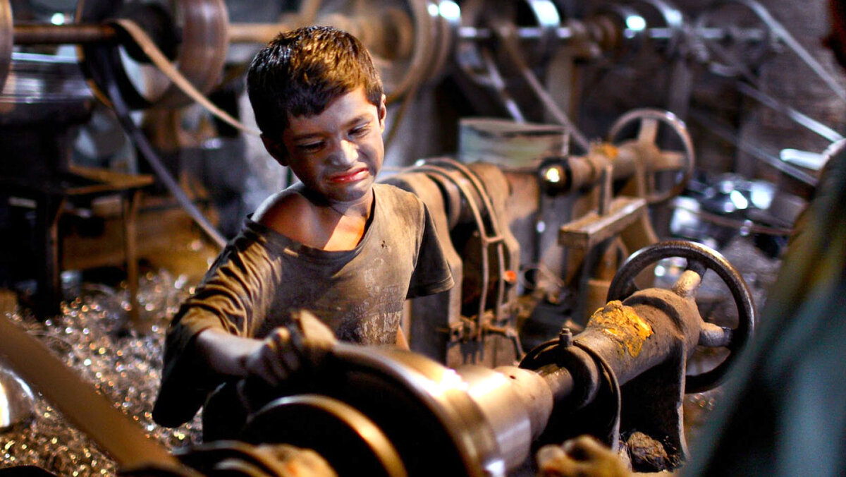 Ребёнок за станком. А ваши дети видели подобные установки?