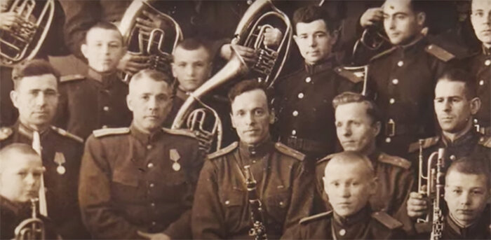 Алексей, отец Ирины в центре