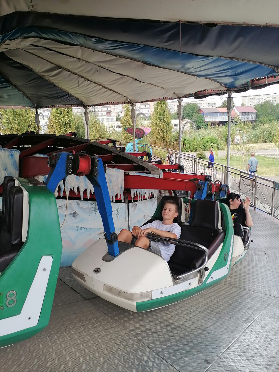 Краснодар, Солнечный Остров. Нам повезло, многих аттракционов у нас в Саратове нет. На некоторых дети катались по два раза. Фото автора, 2023 год. Больше фото в карусели.
