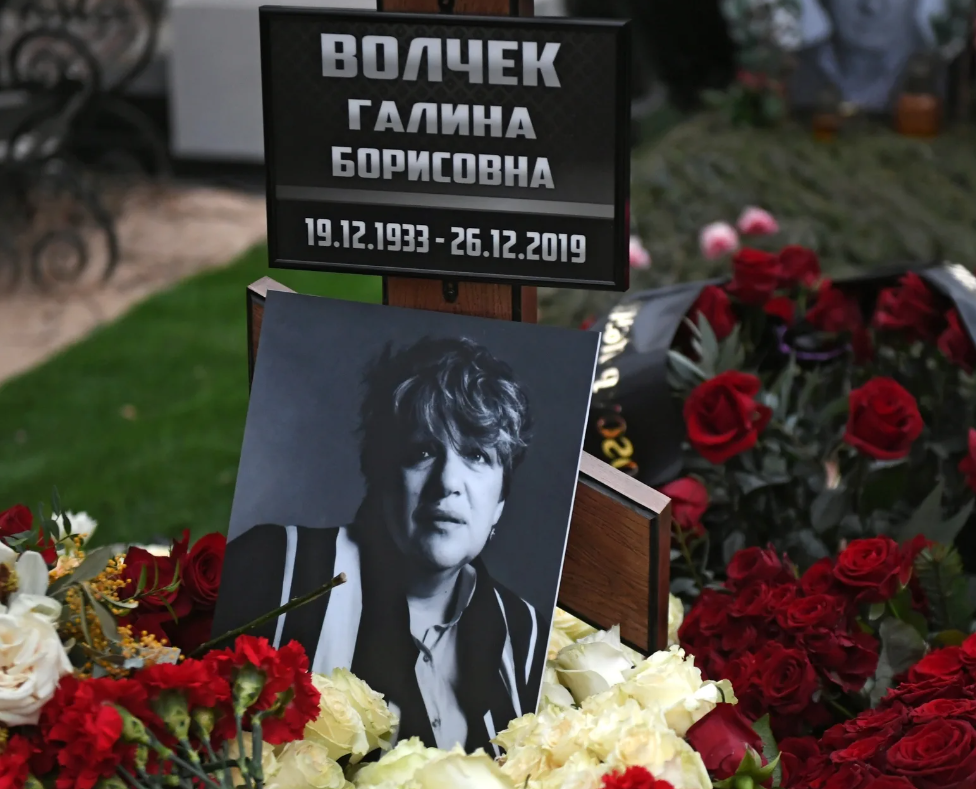 Памятник волчек фото галине на новодевичьем Галину Волчек похоронят рядом с могилой ее первого мужа