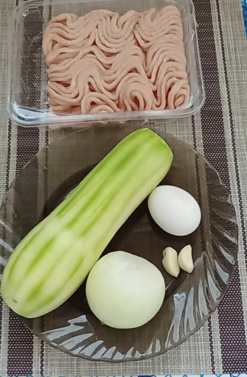 Кабачок, луковица, два зубчика чеснока, одно куриное яйцо(мытое). Фото автора.