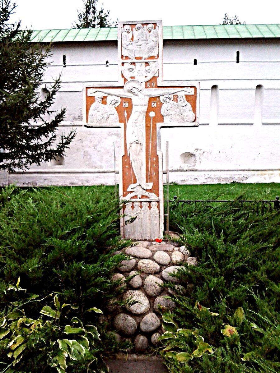 Поклонный Крест рядом с Новоспасским монастырём