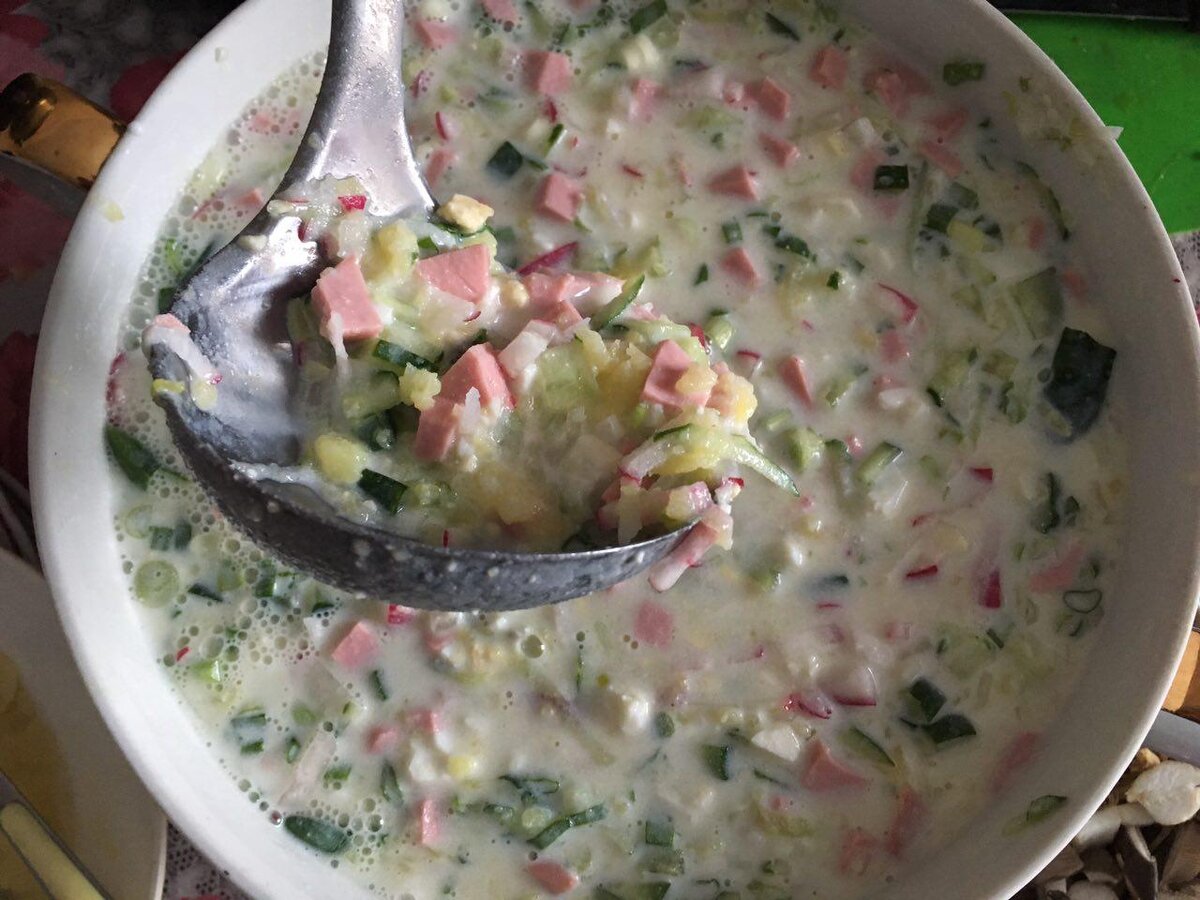 Окрошка ингредиенты классический. Окрошка на лимонная. Как делать окрошку на майонезе. Окрошка с колбасой. Окрошка в кастрюле.