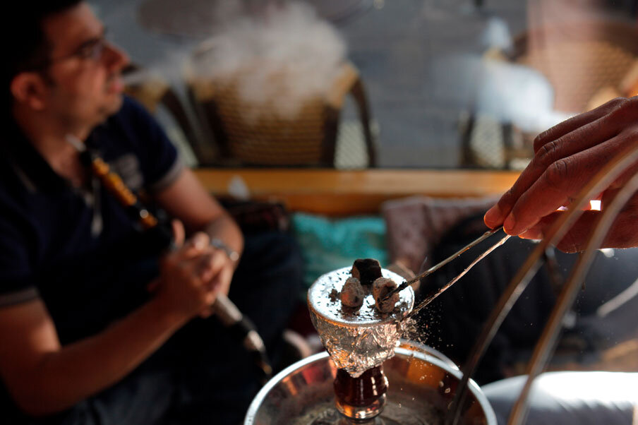 угольные кусочки на фольге кальяна