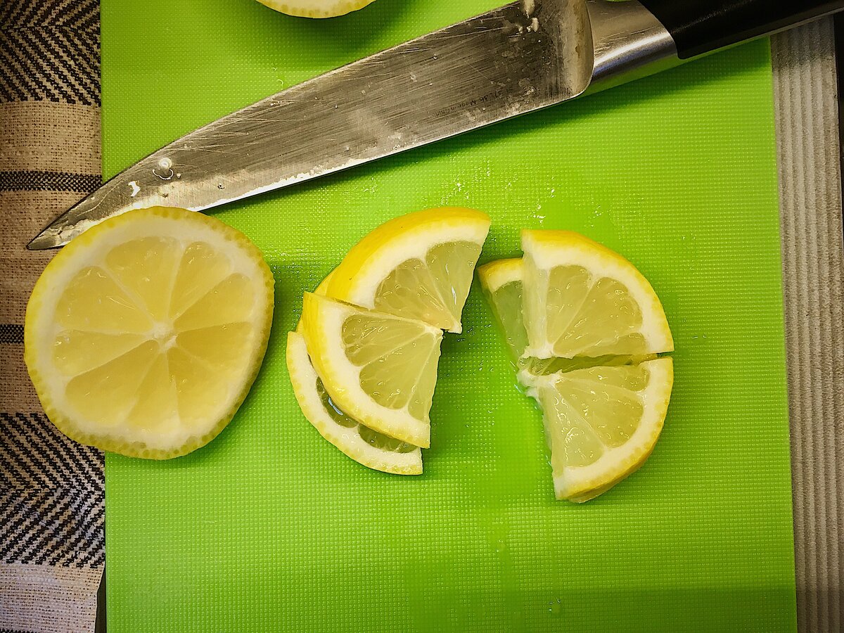 Лимон порезанный