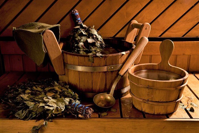                         Перед процедурой не забудьте запарить веник в горячей воде