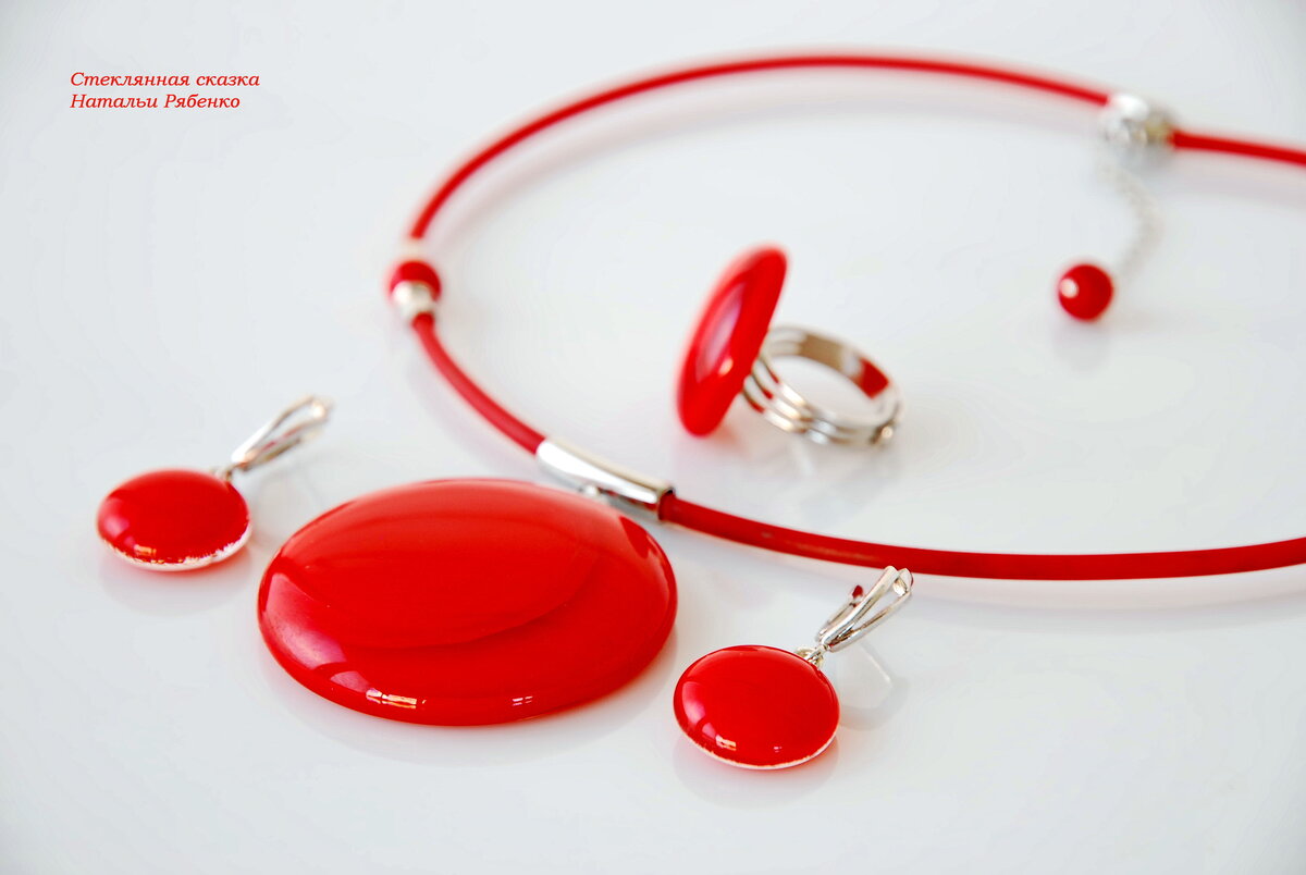 Комплект украшений "Чистый цвет". Использован естественный свет от окна. Фото автора