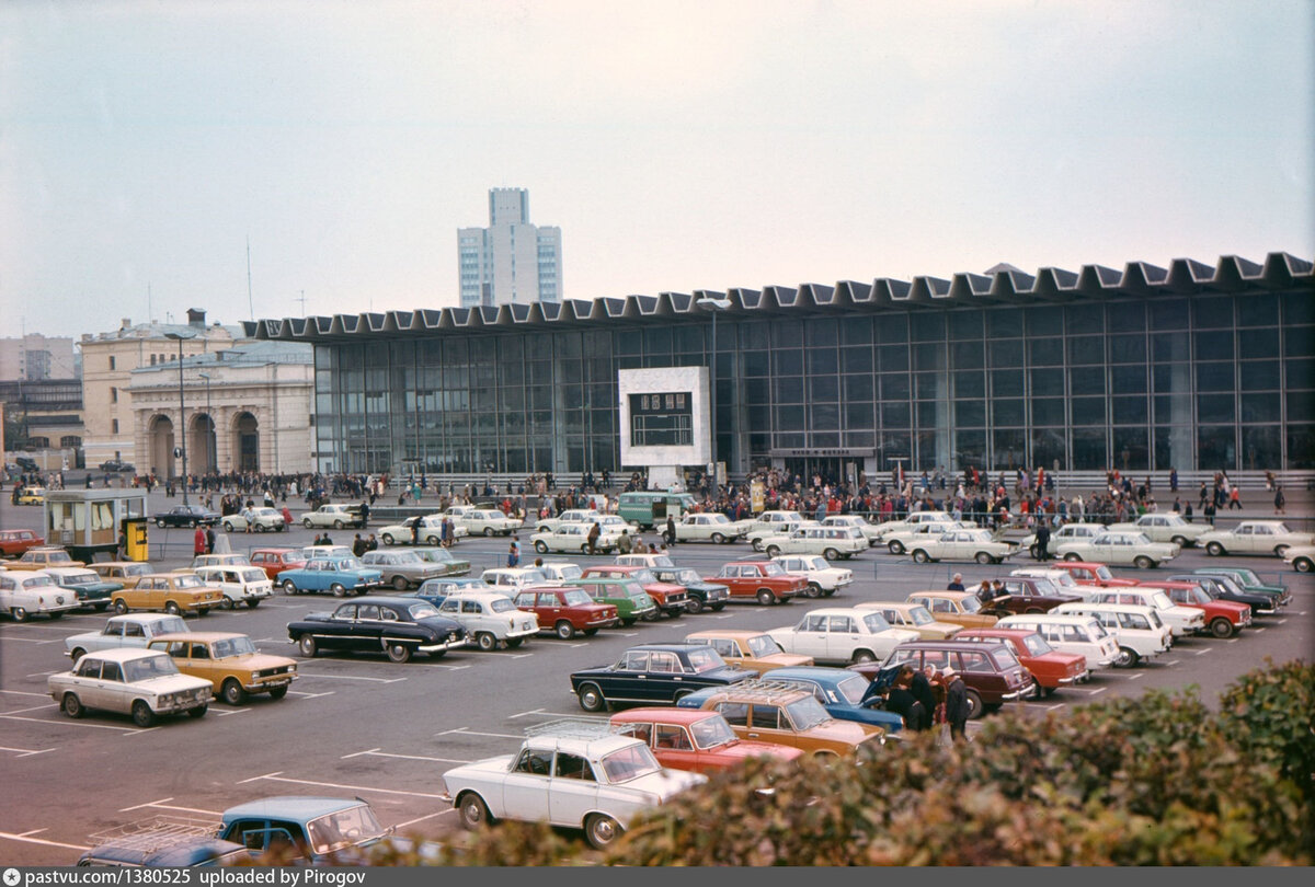 Курский вокзал уже после реконструкции. С неземным вестибюлем "Курской" он совсем не сочетается, 1978-1979.