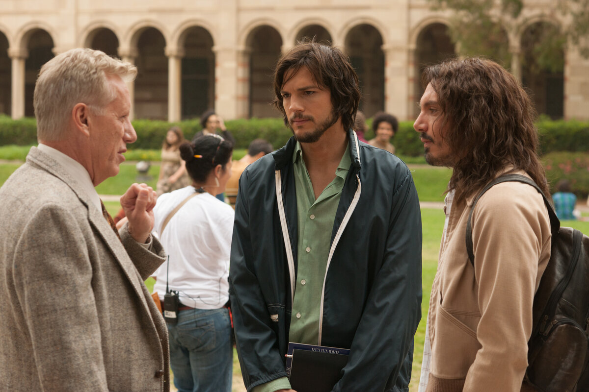 Рекомендую к просмотру для расширения кругозора и пересмотра определенных качеств человека. Стив Джобс ещё при жизни стал иконой. Точнее, iКоной. Едва ли найдётся на этой планете человек, который ни разу в жизни не слышал о компании Apple, её сооснователе Стиве Джобсе ну или хотя бы о самом известном товаре «яблочной» корпорации.