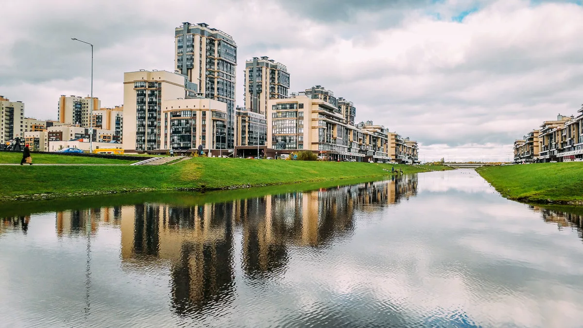 Находится недалеко от залива, есть квартиры с хорошим видом. Очевидно, здесь продумали все нюансы - непосредственно у залива построили пятиэтажные дома, а высотки - чуть дальше. Таким образом, большее количество квартир имеют вид.
Яндекс.Картинки