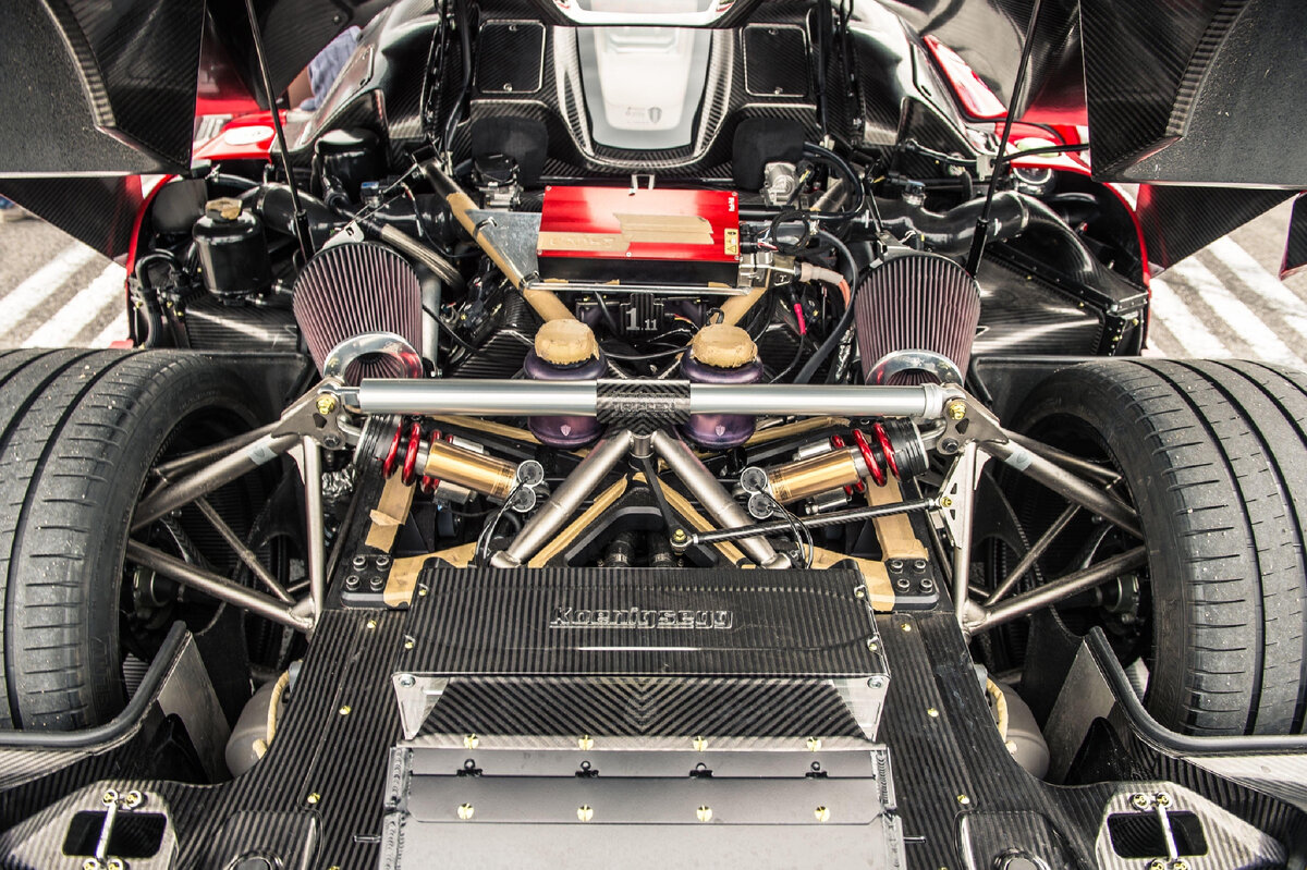 Подкапотка “Koennigsegg Regera”
