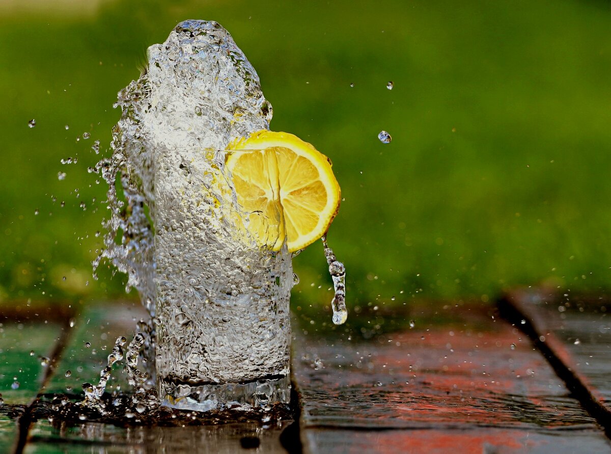 Вода с лимоном - идеальный тонизирующий напиток. Источник фото - pixabay.com.