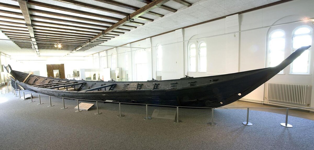 Нидамский корабль в музее.