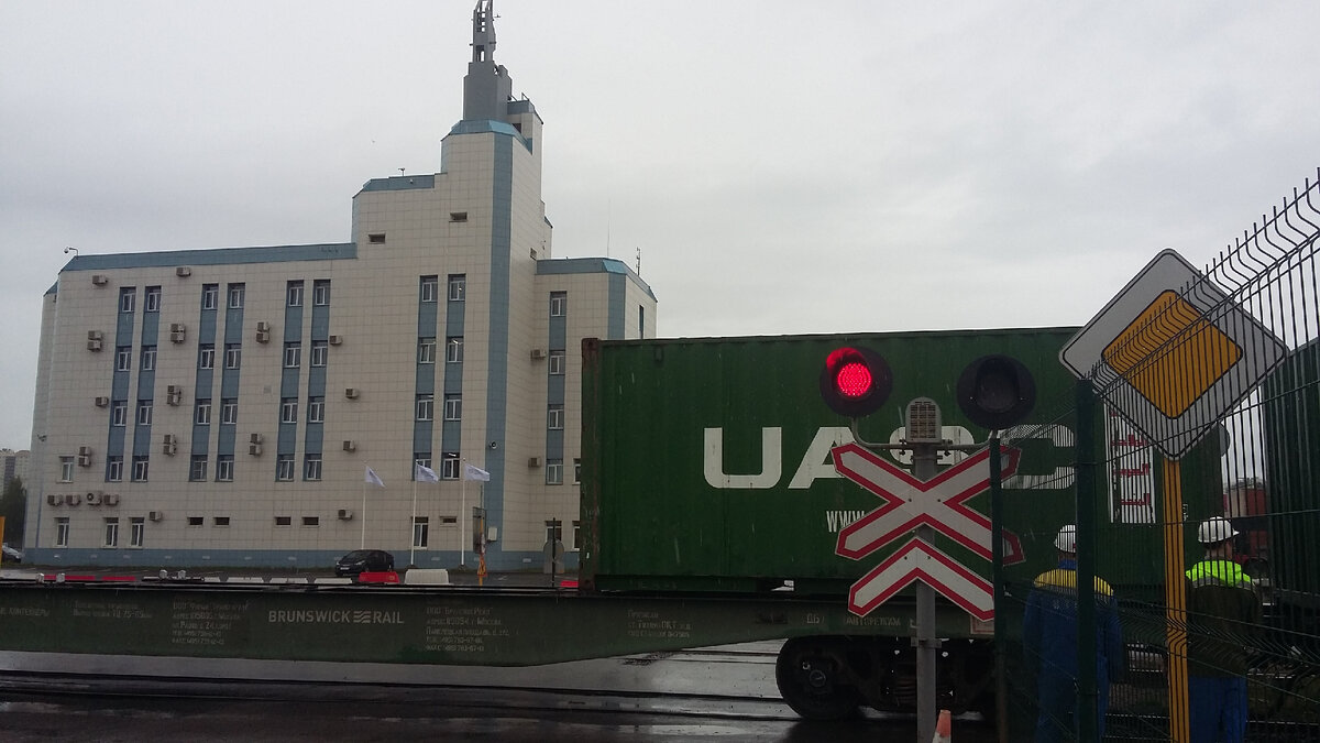 Поезд на пути от КТСП к столовой.