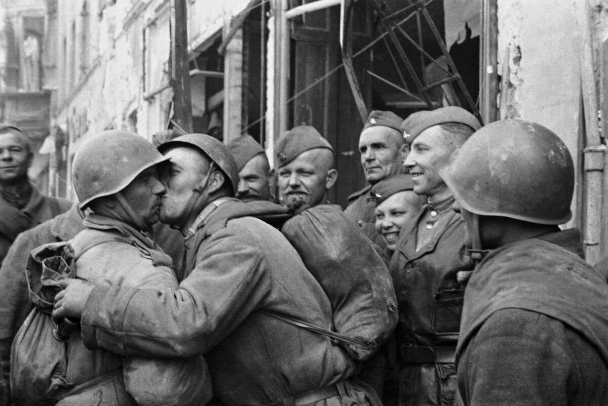 За кого воюет солдат, в первую очередь? За тех, кто рядом, в окопе.